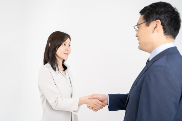 微笑的男女商人在握手图片下载