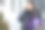 一个手里拿着紫色礼物的年轻女人在外面打电话。图片下载