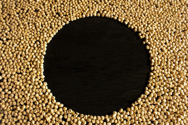 黑色背景上的生鹰嘴豆。前视图。副本的空间。图片下载