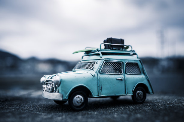 户外背景与绿色微型汽车图片下载