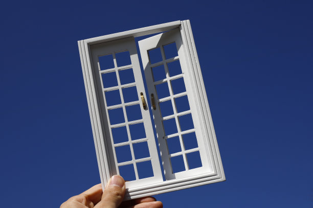 白色的窗户和蓝色的天空背景图片下载