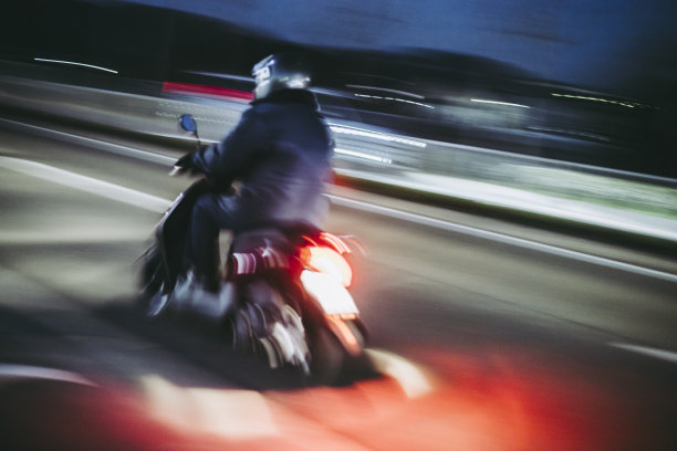 自行车和红色坡道在路上运行图片下载