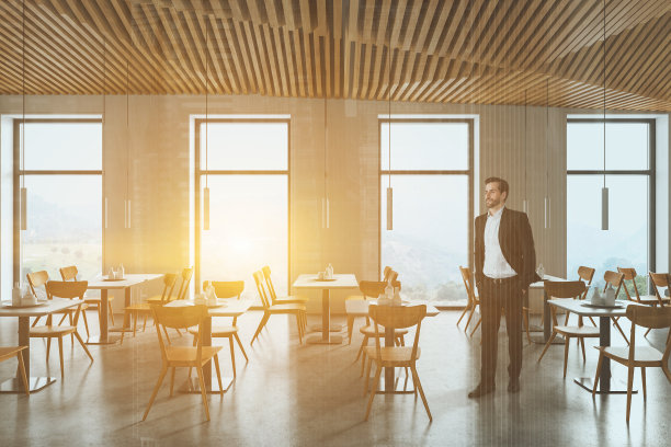 男人在白色的餐厅内部图片下载