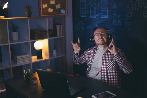 男人在深夜玩笔记本电脑图片下载