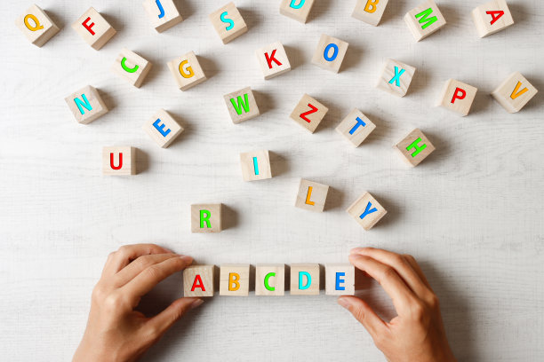 ABCDE木块和彩色字母图片下载