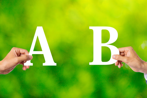 字母A和B比较和绿色模糊背景图片下载