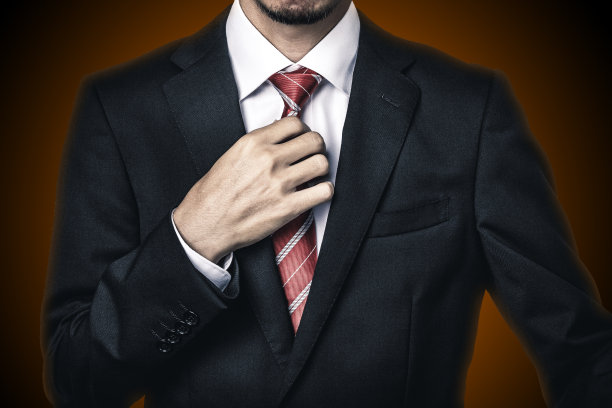 黑色背景的红领带商人图片下载