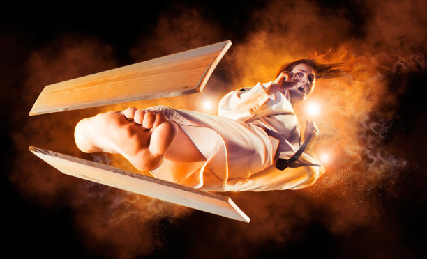 穿着和服的妇女在练习。打破董事会图片下载