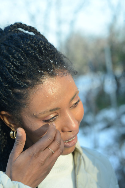 年轻的非洲裔美国妇女在雪山中图片下载