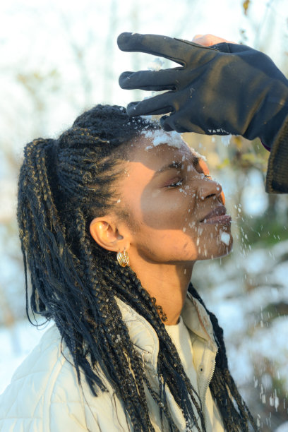 年轻的非洲裔美国妇女在雪山中图片下载