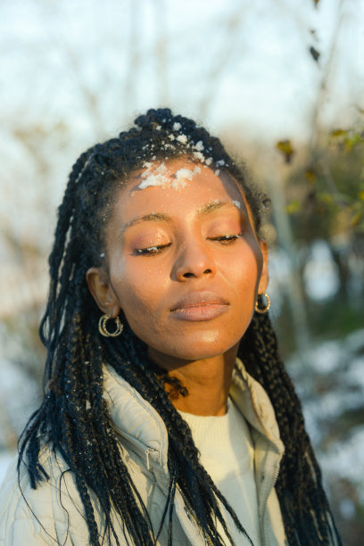 年轻的非洲裔美国妇女在雪山中图片下载