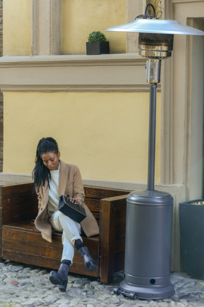 年轻的非裔美国妇女在白色冬装摆姿势在老城区图片下载