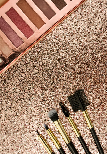 在金色背景上使用不同大小的化妆刷图片下载