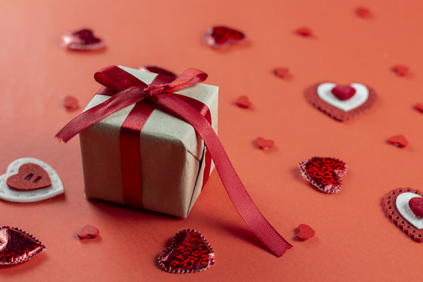 红色背景上的红心喜庆构图。情人节的概念。礼物。本空间图片下载