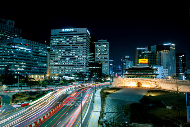 首尔市中心总是美丽的风景吸引着人们。图片下载