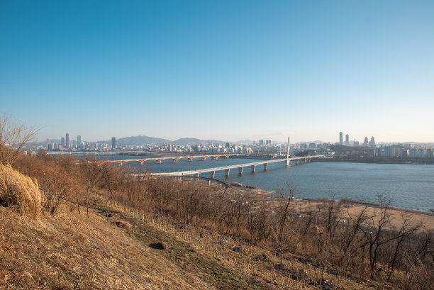 首尔市中心总是美丽的风景吸引着人们。图片下载