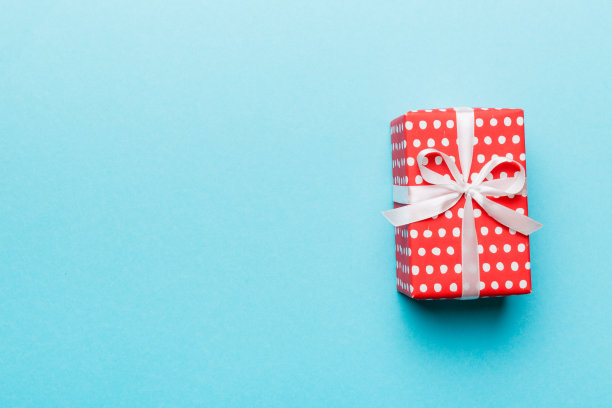 情人节作文:红色礼盒上有蝴蝶结和心形。圣诞礼物。从以上观点。空间的文本。Holday贺卡图片下载