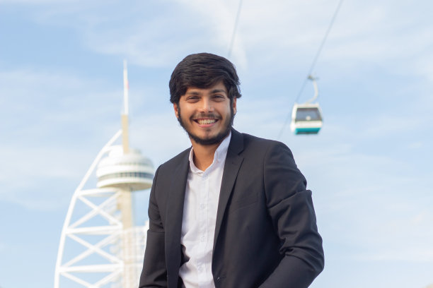 英俊微笑的阿拉伯人的肖像图片下载