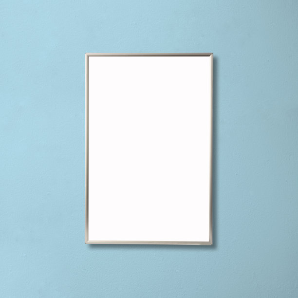 浅蓝色混凝土墙上的空白布告板图片下载