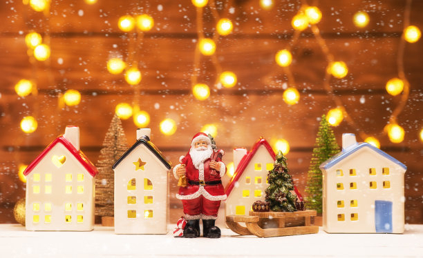 圣诞快乐，恭贺新禧!圣诞的喜庆成分有圣诞老人和度假村。圣诞节的背景图片下载