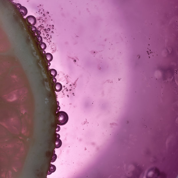 微距照片的表面，一杯矿泉水与一片柠檬图片下载