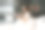 放松的年轻女子在床上喝水和使用手机的照片图片下载