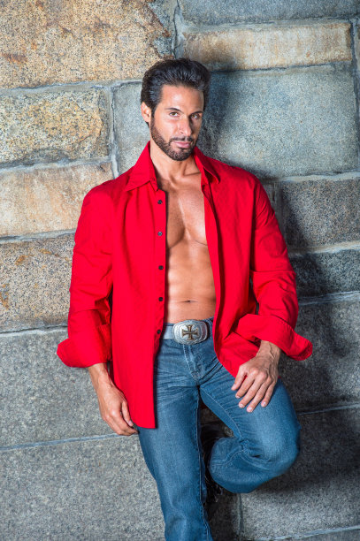 一个蓄着小胡子、帅气、性感的中年男子斜靠在墙上，迷人地看着你。“r图片下载