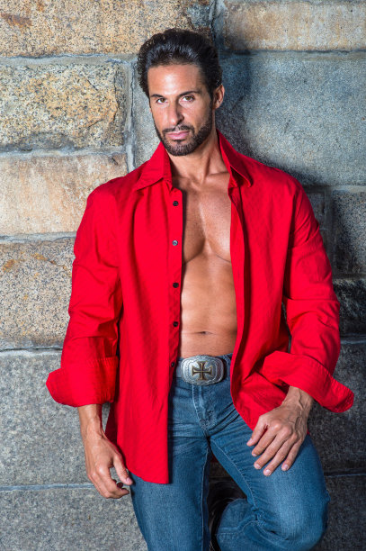 一个蓄着小胡子、帅气、性感的中年男子斜靠在墙上，迷人地看着你。“r图片下载