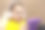 穿着黄色衬衫的快乐小男孩在家里玩平板电脑游戏。一个孩子在家里用紫罗兰色的平板电脑看卡通片的肖像。现代儿童教育技术。图片下载