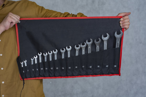 男子手持一套汽车修理钥匙。图片下载