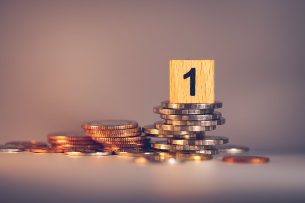 特写数字一木块上堆叠硬币图片下载