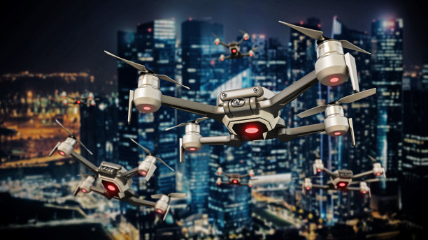 一群无人机在现代大城市的背景下飞行图片下载