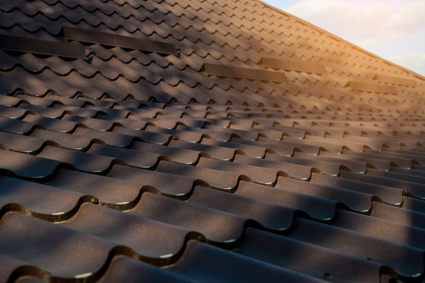 关闭房子的棕色屋顶的一部分。图片下载