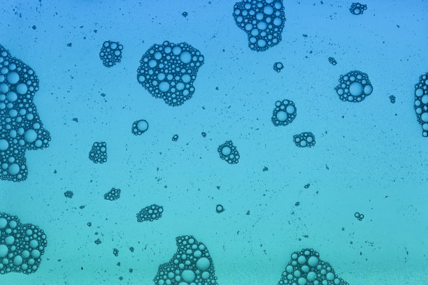 蓝色背景上的水和洗洁精图片下载