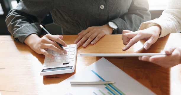 基金经理团队咨询和讨论分析投资股票市场数字平板电脑。图片下载