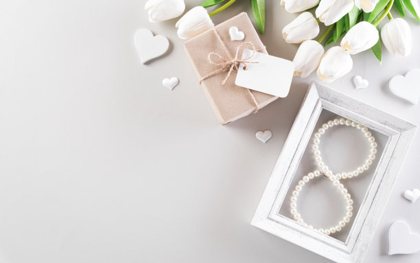 快乐的妇女节装饰概念，美丽的郁金香与礼盒和相框在柔和的背景。素材图片