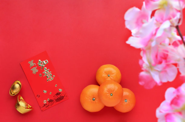 红色背景上的橙色和红色信封。信封上的中文文字寓意祝每一分。金字金字，寓意繁荣昌盛，新年快乐。图片下载