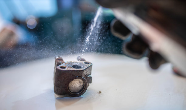 用清洁剂清洗EGR阀的喷雾、废气再循环阀。图片下载