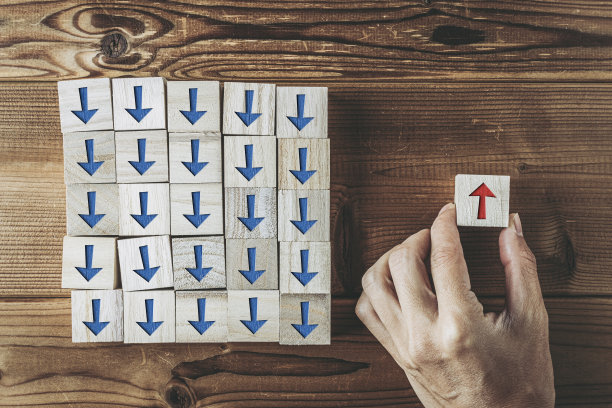 拿着木制箭头的人图片下载