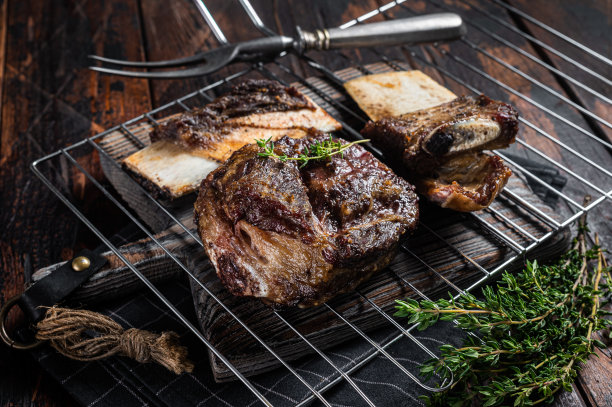 烤牛肉干，烤排骨。木制背景。俯视图图片下载