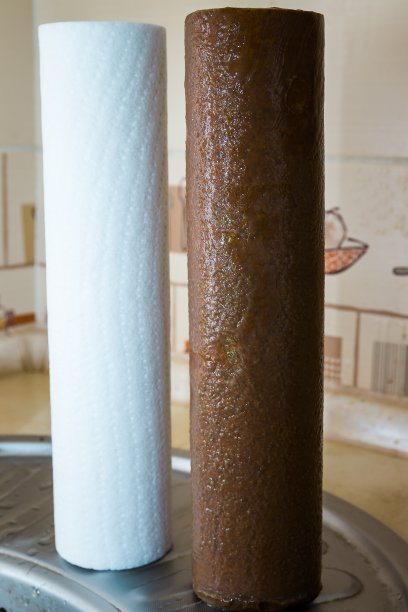 新的和肮脏的使用反渗透系统墨盒在厨房背景。过滤系统的元素，清洁和健康的水。图片下载