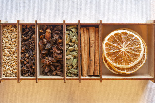 一套香料为热葡萄酒在一个木盒图片下载