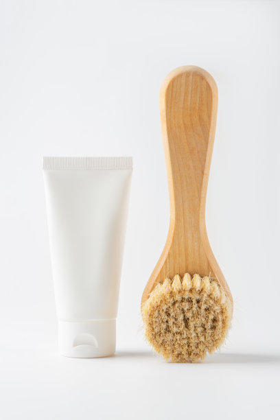 平躺美容水疗中心与天然化妆品:天然刚毛按摩刷和反脂肪团霜在白色背景。环保零浪费理念。图片下载