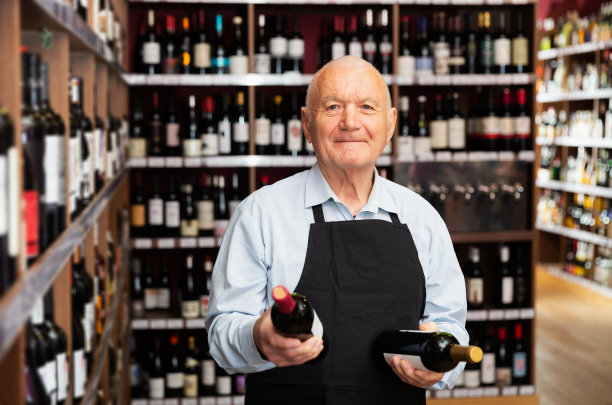 酒商在现代酒店提供葡萄酒图片下载