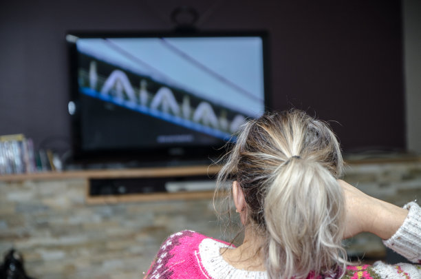 中年妇女看电视图片下载