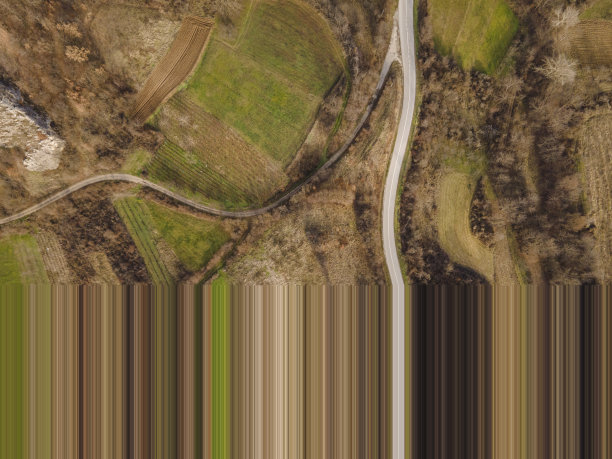 在塞尔维亚的Stara Planina老山上，从空中俯瞰，在田野、草地和树木之间的山脉的乡村道路上——自然旅行概念无人机照片图片下载