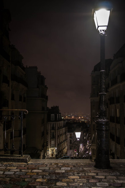 在楼梯顶上，在巴黎的夜晚图片下载