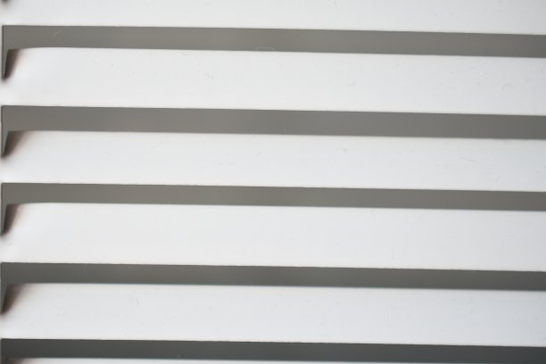 家用暖气片的白铁格栅紧贴图片下载