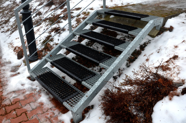 楼梯采用钢格栅及橡胶防滑垫。小屋的垫子是在一个升高的楼梯上，从滑雪靴上清除积雪要容易得多。冬天周围的山上小屋图片下载