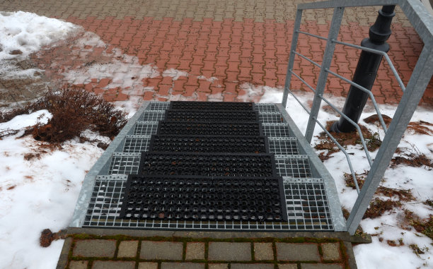 楼梯采用钢格栅及橡胶防滑垫。小屋的垫子是在一个升高的楼梯上，从滑雪靴上清除积雪要容易得多。冬天周围的山上小屋图片下载